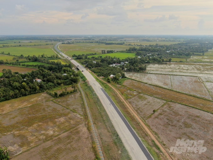 Tuyến Lộ Tẻ - Rạch Sỏi có chiều dài 51 km, điểm đầu dự án tại Km02-104.11 thuộc địa bàn huyện Vĩnh Thạnh, TP Cần Thơ, điểm cuối dự án tại Km53+553 thuộc địa bàn huyện Châu Thành, tỉnh Kiên Giang. Ảnh: Trung Chánh.