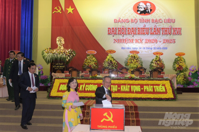 Các đại biểu dự Đại hội Đảng bộ tỉnh Bạc Liêu khóa XVI, bỏ phiếu bầu Ban Chấp hành nhiệm kỳ 2020 - 2025. Ảnh: Trọng Linh.