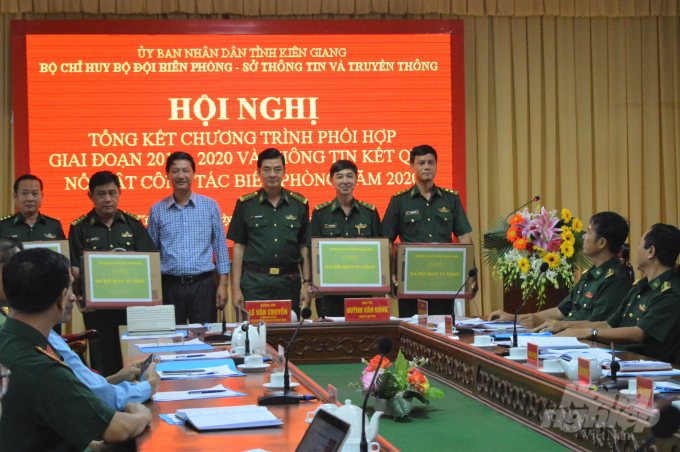 Sở TT-TT đã trao tặng 4 bộ máy vi tính cho các Đồn Biên phòng thuộc Bộ Chỉ huy BĐBP tỉnh Kiên Giang. Ảnh: Trung Chánh.