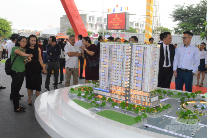 Khách hàng tham quan, tìm hiểu về dự án chung cư thương mại Sophia Center, chung cư cao tầng đầu tiên được đầu tư xây dựng tại thành phố Rạch Giá. Ảnh: Trung Chánh.