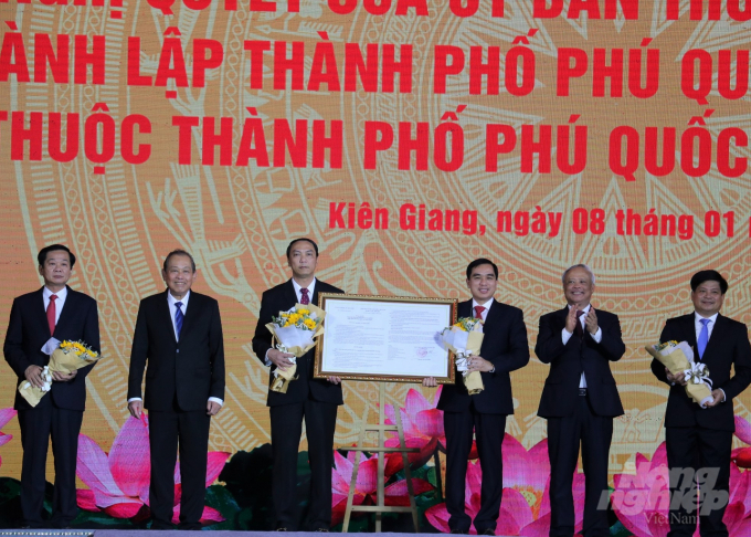 Phó Thủ tướng Thường trực Trương Hòa Bình (thứ 2 bên trái) và Phó Chủ tịch Quốc hội Uông Chu Lưu (thứ 2 bên phải) tại buổi Lễ công bố Nghị quyết của Ủy ban Thường vụ Quốc hội về thành lập TP Phú Quốc. Ảnh: Trung Chánh.