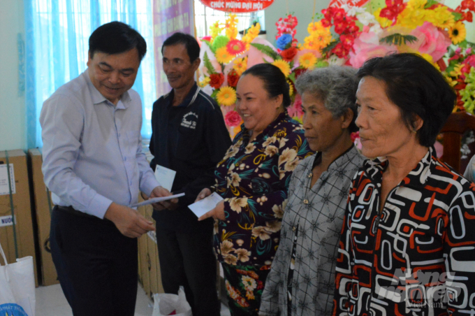 Thứ trưởng Bộ NN-PTNT Nguyễn Hoàng Hiệp tặng quà cho bà con nông dân huyện An Biên bị ảnh hưởng thiên tai hạn mặn. Ảnh: Trung Chánh.