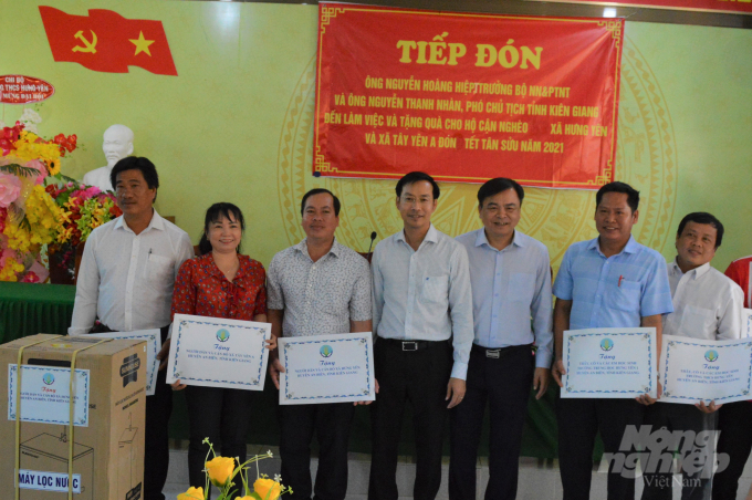 The delegation visits and donates the drinking water filter directly to two communes and some schools in An Bien District. Photo: Trung Chanh.