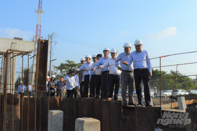 Đoàn kiểm tra công trường xây dựng cống Xẻo Rô trên kênh xáng Xẻo Rô, giúp Kiên Giang khép kín tuyến đê ven biển An Biên - An Minh. Ảnh: Trung Chánh.