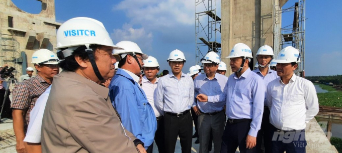 Kiểm tra công trình cống Cái Bé, Thứ trưởng Bộ NN-PTNT Nguyễn Hoàng Hiệp yều cầu đẩy nhanh tiến độ thi công, đến tháng 2/2020 sẽ đưa công trình vào vận hành, phát huy hiệu quả ngay từ đầu mùa khô 2020. Ảnh: Trung Chánh.
