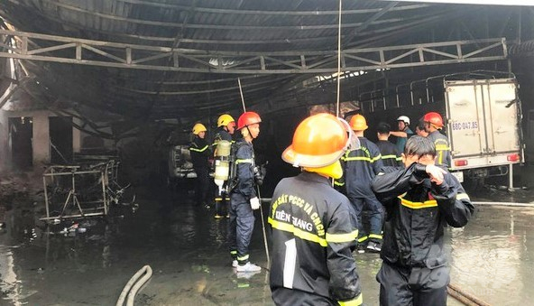 Lực lượng cứu hỏa chuyên nghiệp tham gia chữa cháy nhà xưởng tại thành phố Rạch Giá. Ảnh: Trung Chánh.