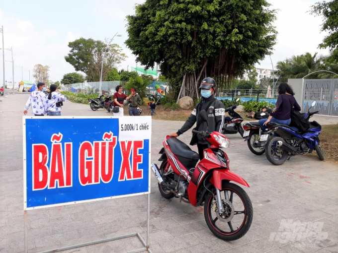 Ngay sau khi NNVN thông tin, bãi giữ xe ở bến du xuân Phú Cường đã được chấn chỉnh, niêm yết và thu với giá 5 ngàn đồng/lượt giữ xe. Ảnh: Trung Chánh.