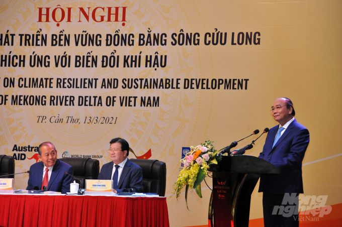 Thủ tướng Chính phủ Nguyễn Xuân Phúc phát biểu kết luận Hội nghị lần thứ 3 về Nghị quyết 120 phát triển bền vững vùng ĐBSCL diễn ra tại TP Cần Thơ, sáng 13/3. Ảnh: Hoàng Vũ.