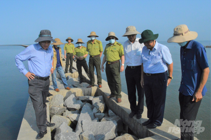 Kiên Giang hiện có 80/200 km bờ biển đang bị sạt lở rất nghiêm trọng, cần phải có công trình kè để bảo vệ nhưng mới chỉ có 30 km có kinh phí thực hiện. Ảnh: Trung Chánh.