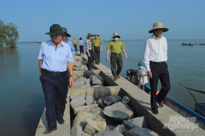 Thứ trưởng Hà Công Tuấn cùng đoàn công tác và ngành nông nghiệp tỉnh Kiên Giang kiểm tra công trình kè chống sạt lở bờ biển tại khu vực Mũi Rãnh, huyện An Biên. Ảnh: Trung Chánh.