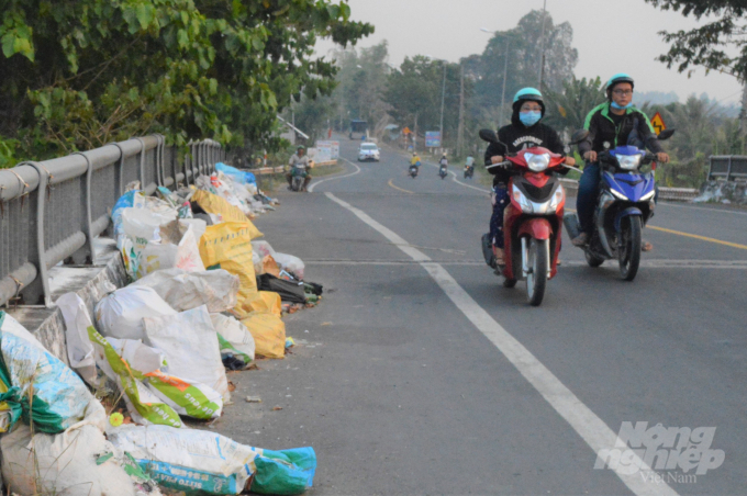 Tuyến đường Bốn Tổng - Một Ngàn có chiều dài khoảng 49 km, là đường cấp 3 đồng bằng, mặt đường rộng 11 m với 4 lần xe. Tuyến đường này nối từ Quốc lộ 80 đi qua địa bàn huyện nông thôn mới Vĩnh Thạnh và Cờ Đỏ, thuộc thành phố Cần Thơ, đến thị trấn Một Ngàn, huyện Châu Thành A, tỉnh Hậu Giang. Toàn tuyến có 36 cây cầu và 14 cống được xây dựng vĩnh cửu bằng bê tông cốt thép. Ảnh: Trung Chánh.