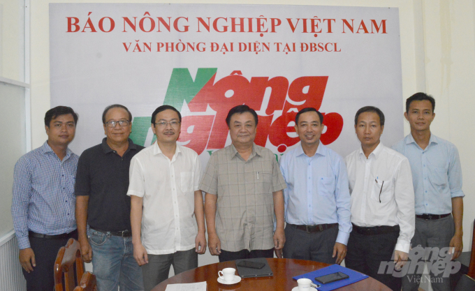 Bộ trưởng Bộ NN-PTNT Lê Minh Hoan đã đến thăm, làm việc và chia sẻ những câu chuyện nhà nông thời hiện đại với lãnh đạo, phóng viên Văn phòng đại diện Báo Nông nghiệp Việt Nam khu vực ĐBSCL. Ảnh: Hoàng Vũ.