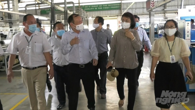 Đoàn công tác của Bộ Y tế đã đến kiểm tra công tác phòng, chống dịch covid-19 trong phân xưởng sản xuất của doanh nghiệp tại khu công nghiệp Thạnh Lộc. Ảnh: Trung Chánh.