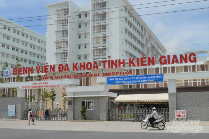 Phát hiện chùm ca bệnh nhiễm Covid-19, Bệnh viện Đa khoa tỉnh Kiên Giang tạm thời bị phong tỏa, ngừng tiếp nhận bệnh nhân đến khám ngoại trú. Ảnh: Trung Chánh.