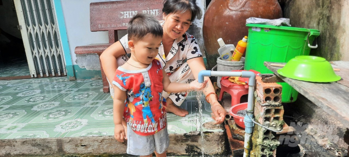 Niềm vui của người dân nông thôn khi có nguồn nước sạch từ công trình nước sạch tập trung để sử dụng. Ảnh: Trung Chánh.