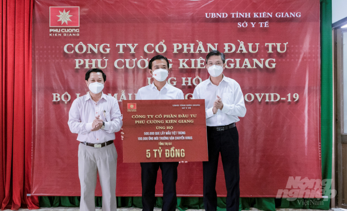 Ông Huỳnh Hà Phương (giữa), Tổng Giám đốc Công ty Cổ phần Đầu tư Phú Cường Kiên Giang trao tặng trang thiết bị y tế trị giá 5 tỷ đồng cho tỉnh Kiên Giang. Ảnh: Trung Chánh.