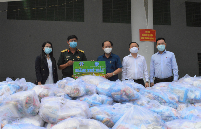 Hàng ngàn túi quà đã được đoàn trao cho khu cách ly tập trung người lao động hồi hương, tại TP Rạch Giá, Kiên Giang. Ảnh: Trung Chánh.