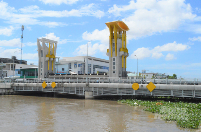Hàng loạt công trình thủy lợi trọng điểm được đầu tư thời gian qua đã giúp tỉnh Kiên Giang chủ động kiểm soát nguồn nước, thúc đầy phát triển sàn xuất. Ảnh: Văn Vũ.
