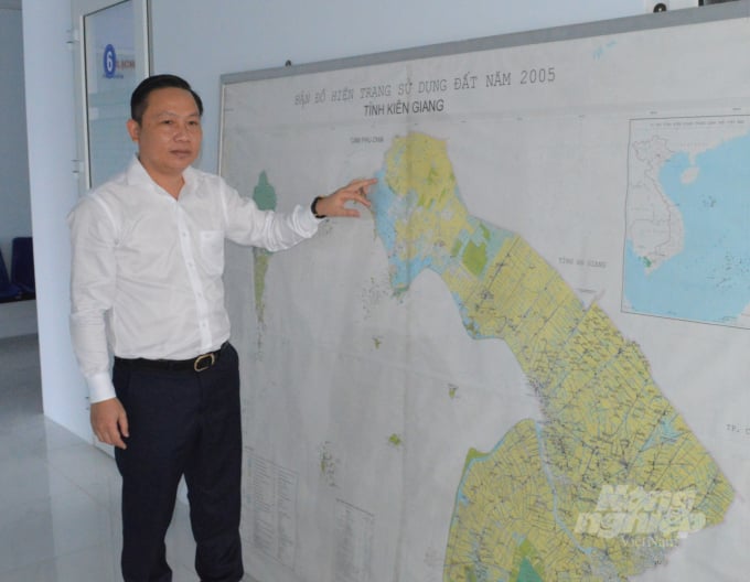 Ông Lê Hữu Toàn, Phó Giám đốc Sở NN-PTNT Kiên Giang hướng dẫn bố trí lịch mùa vụ xuống giống lúa đông xuân 2021-2022 trên từng vùng sản xuất. Ảnh: Trung Chánh.