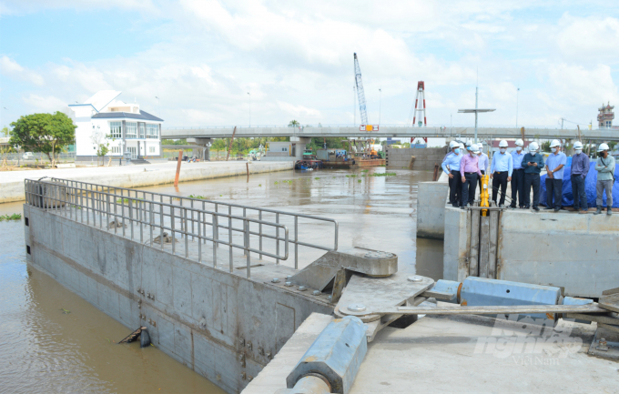 Thứ trưởng Nguyễn Hoàng Hiệp dẫn đầu đoàn công tác của Bộ NN-PTNT kiểm tra việc lắp cửa van và vận hành thử nghiệm cống âu thuyền Xẻo Rô. Ảnh: Trung Chánh.