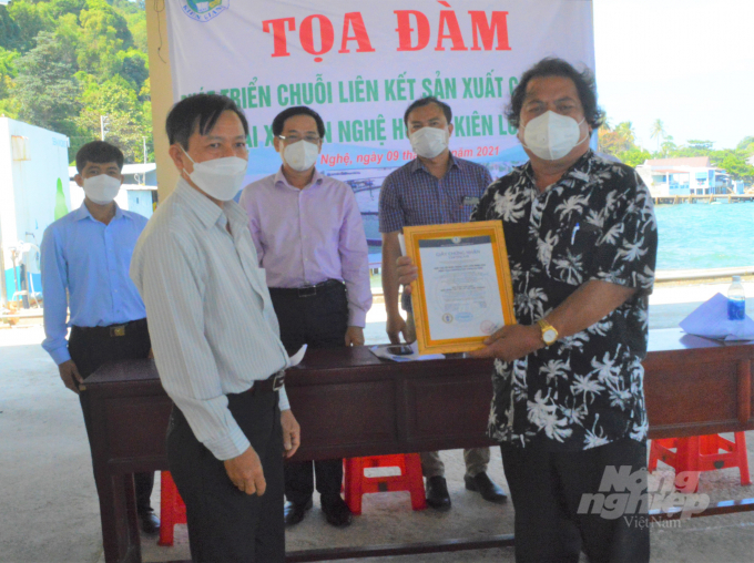 Ngành chức năng trao chứng nhận VietGAP cho mô hình nuôi cá bớp lồng bè của Hợp tác xã Nuôi trồng thủy sản Minh Hòa, xã Hòn Nghệ. Ảnh: Trung Chánh.