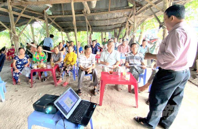 Cán bộ dự án VnSAT An Giang triển khai tập huấn kỹ thuật canh tác lúa tiên tiến cho nông dân trong vùng dự án. Ảnh: Hoàng Vũ.