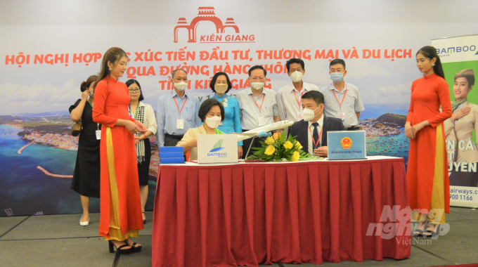 Hãng Hàng không Tre Việt - Bomboo Airways cùng lãnh đạo Sở Du lịch Kiên Giang ký kết chương trình hợp tác phát triển du lịch qua đường hàng không. Ảnh: Trung Chánh.