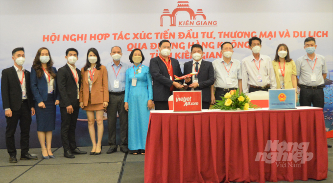 Đại diện hãng VietJetAir bắt tay ký kết chương trình hợp tác phát triển du lịch qua đường hàng không với lãnh đạo Sở Du lịch Kiên Giang. Ảnh: Trung Chánh.