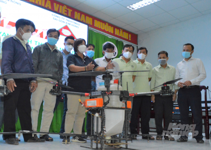 Tham gia lớp tập huấn, các học viên được thao tác trực tiếp trên dòng máy Jin Air System Arjin-16 do Hàn Quốc sản xuất, máy có chức năng phun thuốc và sạ phân. Ảnh: Trung Chánh.