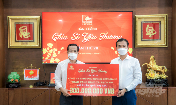 Hành trình 'Chia sẻ Yêu thương' do Công ty Phú Cường Kiên Giang thực hiện đã trao tặng 3.000 phần quà, trị giá 1,5 tỷ đồng cho người nghèo tại TP Rạch Giá và huyện Vĩnh Thuận. Ảnh: Trung Chánh.