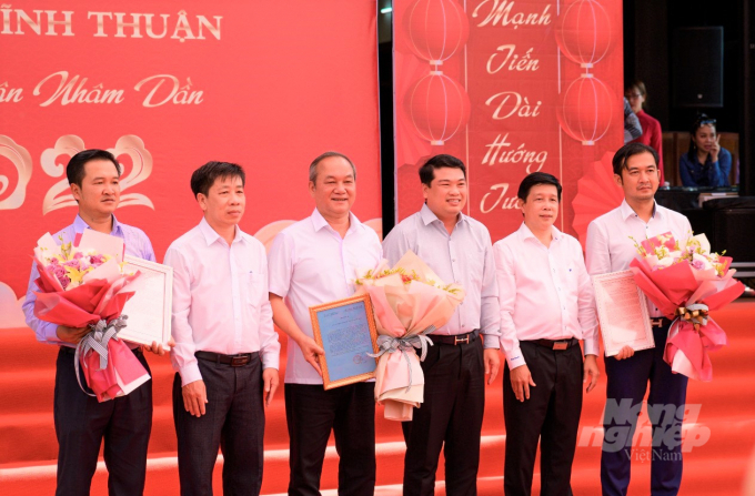 Cùng ngày, tại khu nhà thờ gia tộc Phú Cường, các Công ty con trực thuộc Tập đoàn Phú Cường đã trao tặng 2.000 phần quà Tết cho các gia đình khó khăn trong huyện, với tổng trị giá 1 tỷ đồng. Ảnh: Trung Chánh.