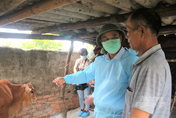 Thứ trưởng Bộ NN-PTNT Phùng Đức Tiến (đội mũ) kiểm tra công tác phòng, chống dịch bệnh VDNC trên địa bàn tỉnh Nam Định hồi tháng 6/2021. Ảnh: Mai Chiến.