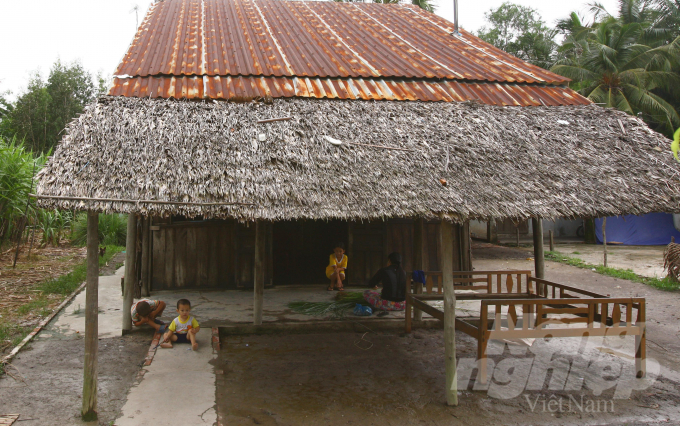 Nghề dệt chiếu Ngan Dừa hiện đang phát triển khá mạnh khi toàn thị trấn có khoảng 15 dòng tộc với hàng trăm hộ chuyên sống bằng nghề làm chiếu, trong đó tập trung nhiều nhất ở ấp Thống Nhất.