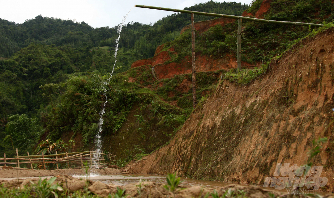 Người dân các dân tộc Mông, Dao, Tày, Nùng, La Chí đã chế tạo những ống dẫn nước bằng thân tre, luồng, lấy nước từ các dòng suối trên đỉnh núi xuống các thửa ruộng bậc thang…