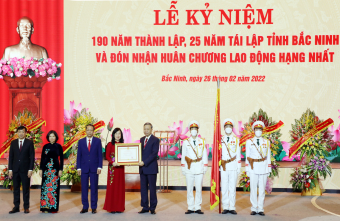 Bộ trưởng Bộ Công an Tô Lâm trao Huân chương Lao động hạng Nhất cho tỉnh Bắc Ninh. Ảnh: TL.