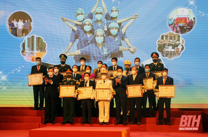 Tại buổi lễ, tỉnh Thanh Hóa đã trao Bằng khen của Chủ tịch UBND tỉnh cho 272 tập thể, cá nhân có thành tích xuất sắc trong công tác phòng, chống dịch Covid-19 năm 2021. Ảnh: BTH.