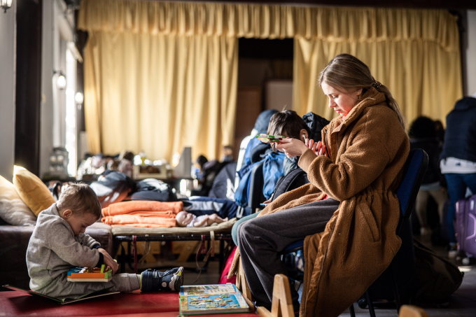 Người Ukraine tỵ nạn ở Beregsurany, Hungary. Ảnh: Bloomberg/Getty Images.