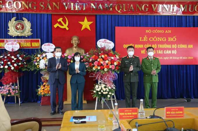 Lãnh đạo tỉnh Quảng Ninh tặng hoa chúc mừng Đại tá Nguyễn Ngọc Lâm, Thượng tá Bùi Quang Bình nhận nhiệm vụ công tác mới