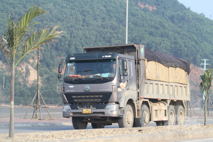 Chỉ trong buổi chiều ngày 25/2, PV Nông nghiệp Việt Nam ghi nhận hàng loạt xe có dấu hiệu quá khổ, quá tải di chuyển qua tuyến này. Ảnh: Việt Khánh.