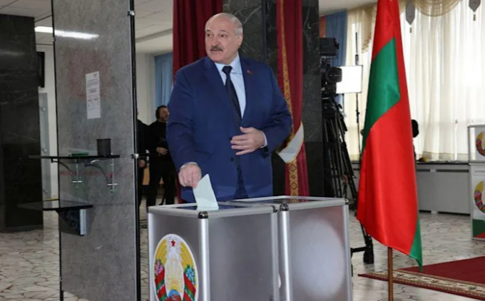Tổng thống Belarus Lukashenko bỏ lá phiếu tại cuộc trưng cầu dân ý về sửa đổi hiến pháp tiến tới tái sở hữu vũ khí hạt nhận ở thủ đô Minsk. Ảnh: RT
