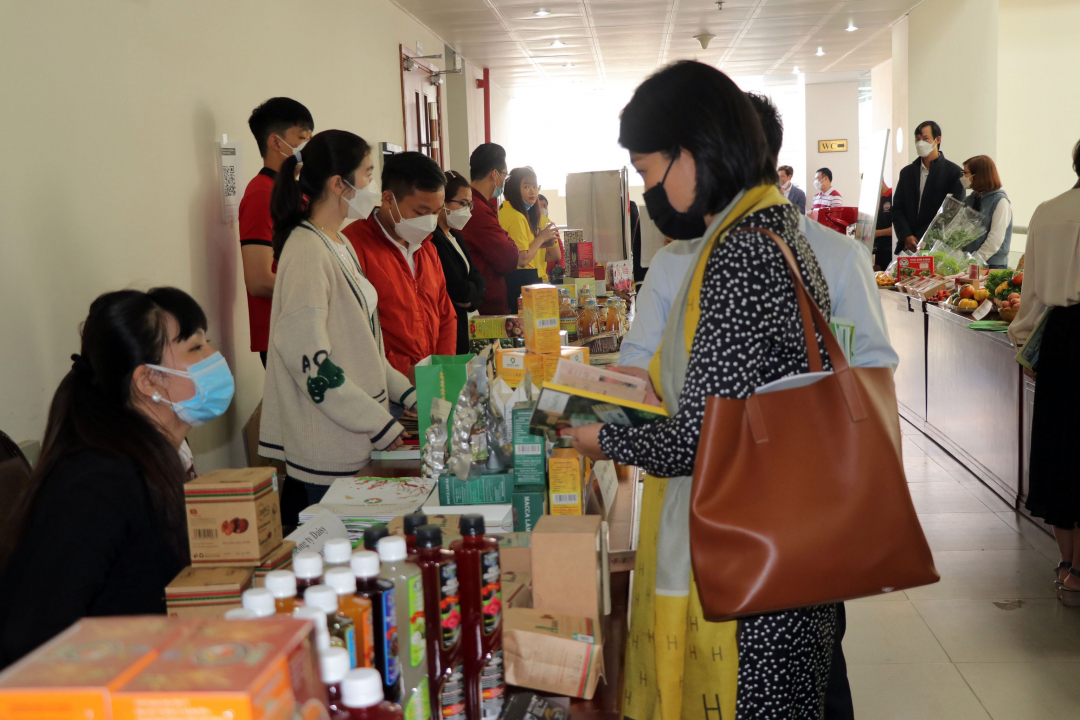 Đại biểu tham quan các sản phẩm trưng bày tại Hội nghị kết nối tiêu thụ nông sản tại tỉnh Đắk Lắk.