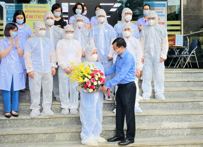 Thứ trưởng Nguyễn Hoàng Hiệp tặng hoa cho đoàn công tác trước khi lên đường Bắc Giang tháng 6/2021. Ảnh: Phạm Hiếu.