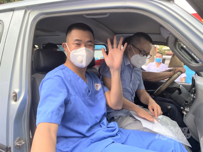 Các y, bác sĩ của Bệnh viện Đa khoa Nông nghiệp lên đường hỗ trợ tỉnh Bắc Giang chống dịch tháng 6/2021. Ảnh: Phạm Hiếu.