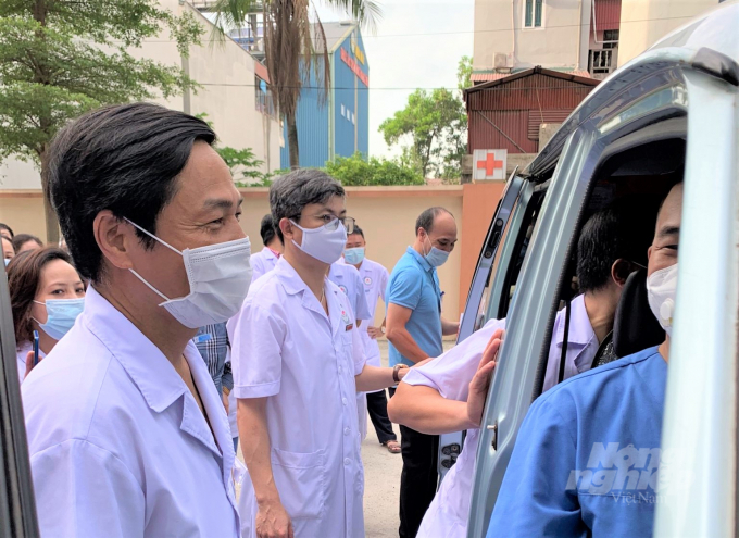 Thầy thuốc nhân dân, PGS.TS. Hà Hữu Tùng (trái), Giám đốc Bệnh viện Đa khoa Nông nghiệp dặn dò các y, bác sĩ trước khi lên đường. Ảnh: Phạm Hiếu.