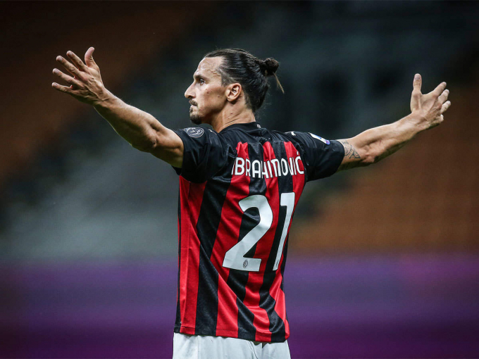 Zlatan Ibrahimovic vẫn chơi bền bỉ trong màu áo AC Milan. Ảnh: AS.