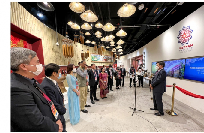 Thứ trưởng Bộ NN-PTNT Trần Thanh Nam (bên phải) tuyên bố khai mạc Tuần lễ Nông sản Việt Nam tại Nhà Triển lãm Việt Nam EXPO 2020 Dubai. Ảnh: Thanh Huyền.