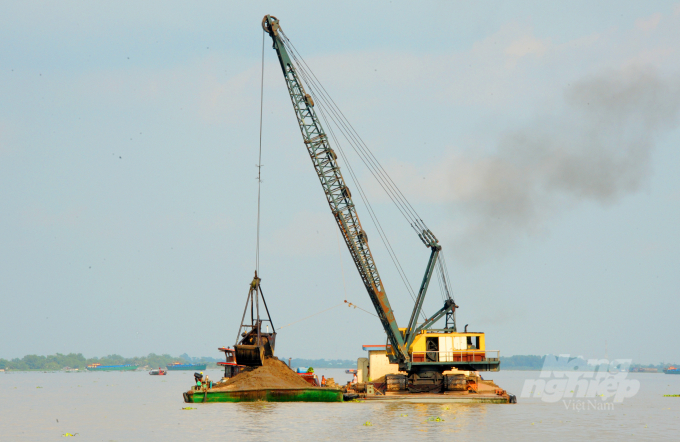 Hiện nay ở ĐBSCL có khoảng 82 Công ty được cấp phép khai thác 28 triệu tấn cát sông mỗi năm. Ảnh: Lê Hoàng Vũ.