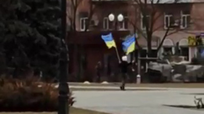 Một người dân vẫy cờ Ukraine ở Kherson, sau khi có tin Nga đã kiểm soát thành phố này.