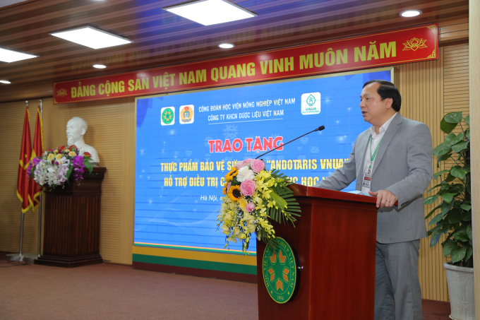 TS. Vũ Ngọc Huyên, Phó Giám đốc Học viện Nông nghiệp Việt Nam gửi lời cảm ơn chân thành tới Công ty VNUA PHARMA. Ảnh: HVNN