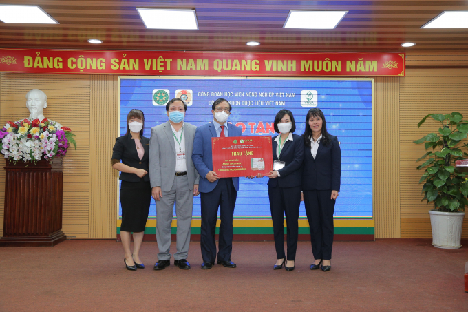 Công ty VNUA PHARMA Trao tặng thực phẩm bảo vệ sức khoẻ tăng cường sức đề kháng, nâng cao thể trạng' cho các cán bộ Học Viện Nông nghiệp Việt Nam. Ảnh: HVNN